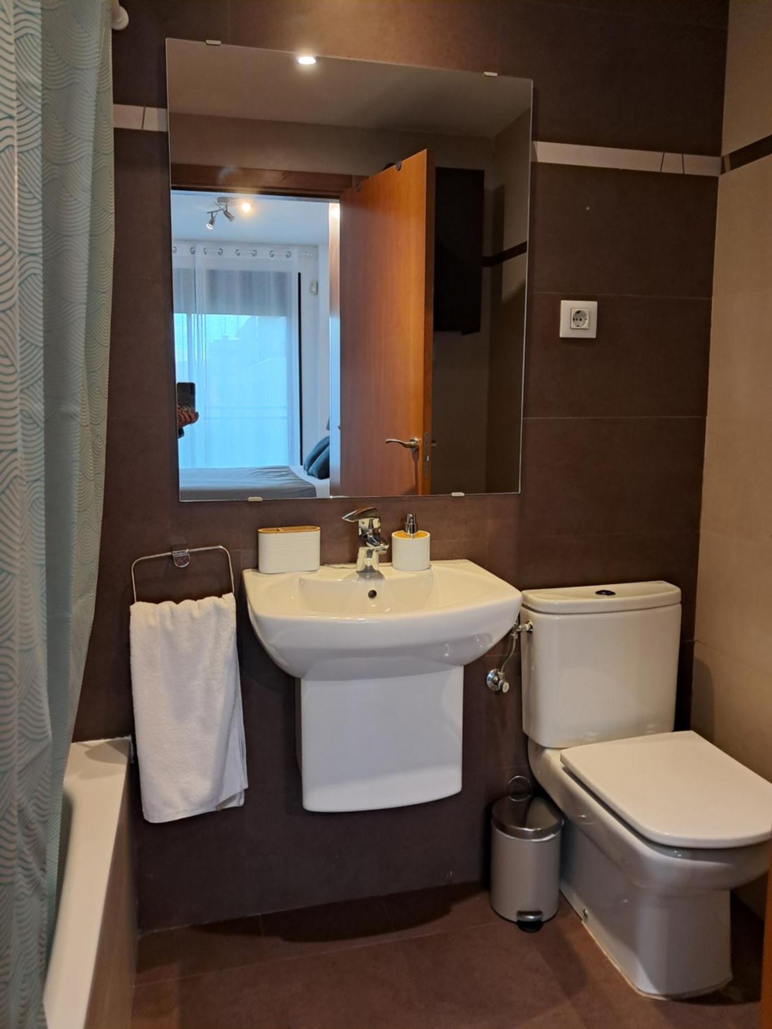 Modern Apartment, With Parking, Close To The Beach!! Сан-Адриан-де-Бесос Экстерьер фото